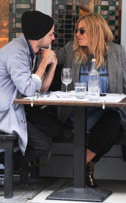 Pregnant Sienna Miller & Tom Sturridge: Soho Cafe Couple