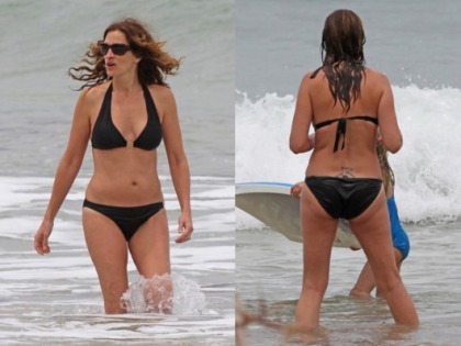 Julia Roberts Shows Off Her Bikini Bod in Hawaii