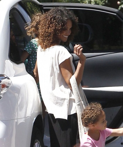 Halle Berry gets new curly extensions: cute or crazy looking?