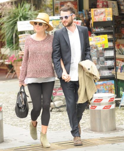 Sienna Miller & Tom Sturridge are on a 'babymoon' in Portofino, Italy