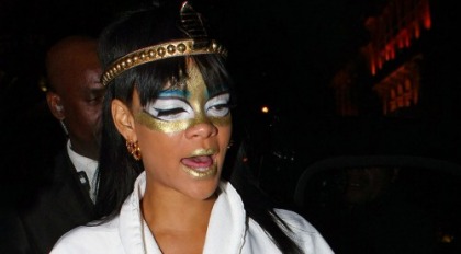 Rihanna Dresses as Cleopatra