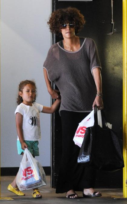 Halle Berry & Nahla: Sweet Shopping Duo