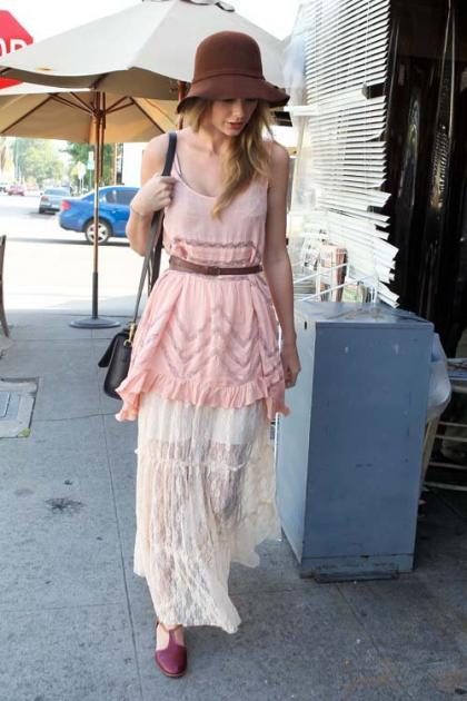 Taylor Swift's Cafe Lunch Date with Mark Foster