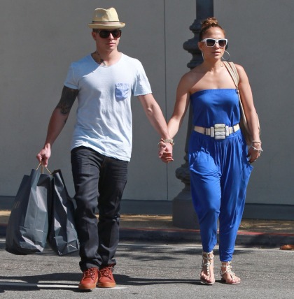 Jennifer Lopez & Casper Smart's casual outing in LA: try-hard and uncomfortable'