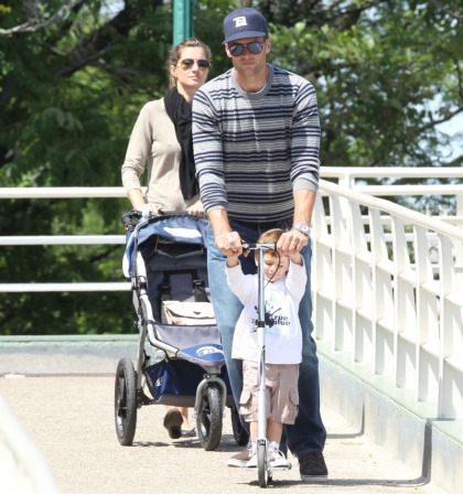 Gisele Bundchen wears loose clothing for family outing, pregnancy rumors persist