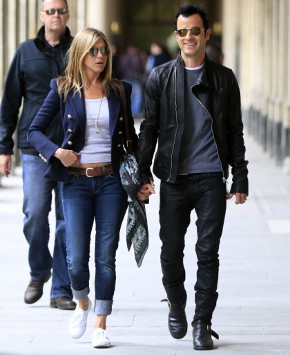 Jennifer Aniston & Justin Theroux's casual photo-op in Paris: super-cute'