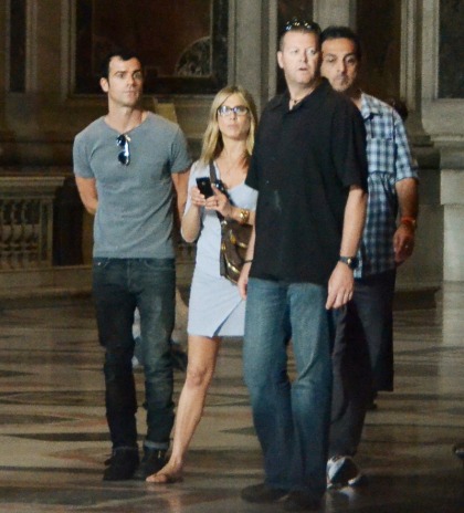 Jennifer Aniston & Justin visited the Vatican, Aniston showed too much skin