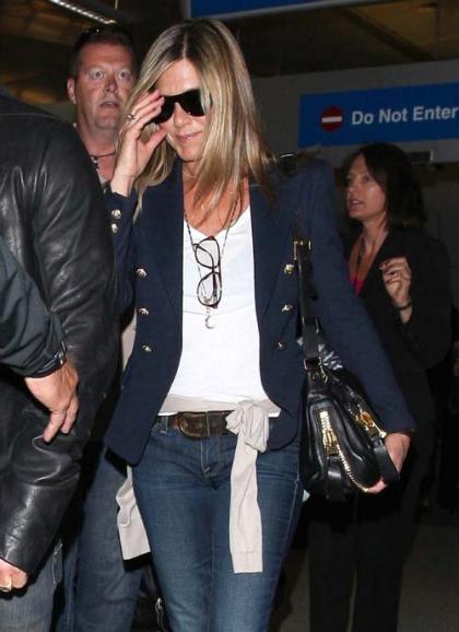 Travel-Friendly Jennifer Aniston's LAX Landing with Justin THeroux