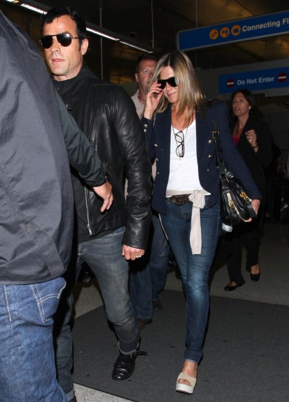 Jennifer Aniston shows off a new 'ring' at LAX: did Justin Theroux propose'