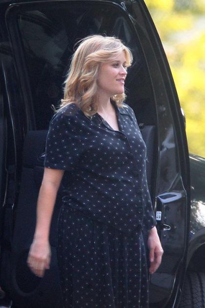 Reese Witherspoon Shows Baby Bump on 