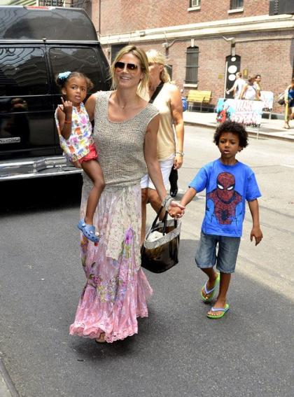 Heidi Klum & Family Hit 