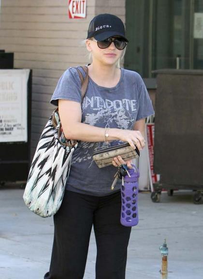Anna Faris Takes Her Baby Bump to the Doctor