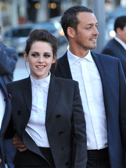 Kristen Stewart issues public apology to Sparkles for 'momentary indiscretion'