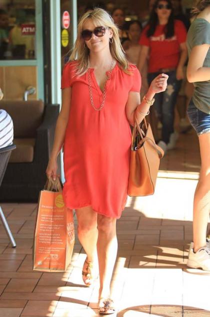 Reese Witherspoon's Market Baby Bump