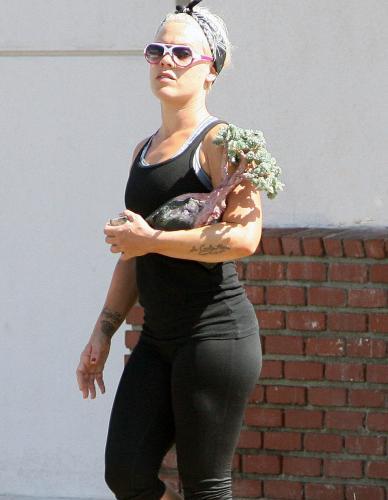 Pink Shows Her Chunk In Leggings