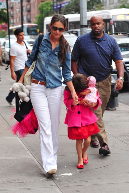 Katie Holmes & Suri Cruise go to a bakery, the fug booties come under attack