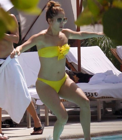 Jennifer Lopez Bikini Splash