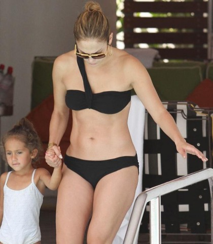 Jennifer Lopez Keeps Hiding Her Fat Booty