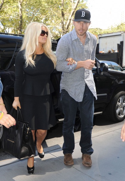 Jessica Simpson shows off her weight loss in Roland Mouret: cute or dishonest?