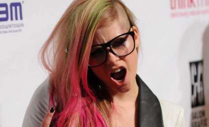 Avril Lavigne Looks Like An Idiot
