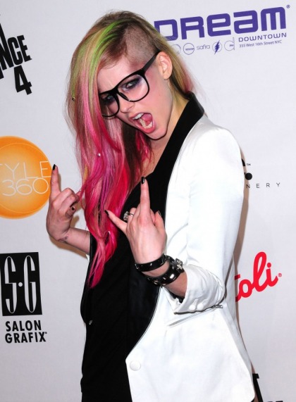 Avril Lavigne dyed her hair pink & green, shaved half her head: hardcore?