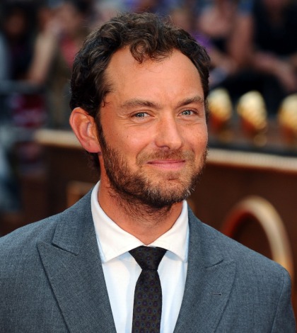 Jude Law looks awesome lately: is it because of a hair transplant?