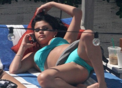 Selena Gomez Spread Her Legs in a Bikini