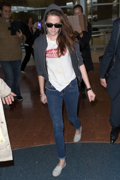 Kristen Stewart arrives in Paris, and she's moved in with Sparkles again