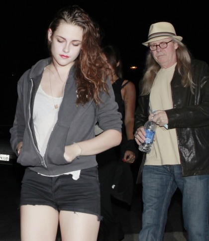 Kristen Stewart wears booty shorts, admits the obvious: 'I?m a miserable c?t'