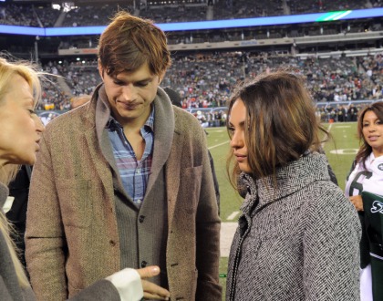 Ashton Kutcher & Mila Kunis go to a Jets game, Ashton feeds Mila gelato in public