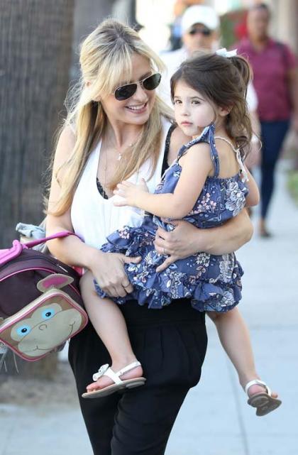 Sarah Michelle Gellar's Mommy-Daughter Stroll in Santa Monica