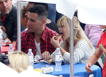 Reese Witherspoon isn't on a 'new mom' diet, eats hot dog   in public: awesome'