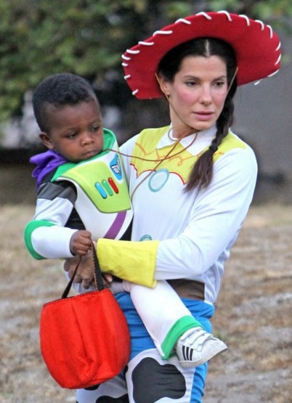Sandra Bullock and Son do Toy Story Halloween