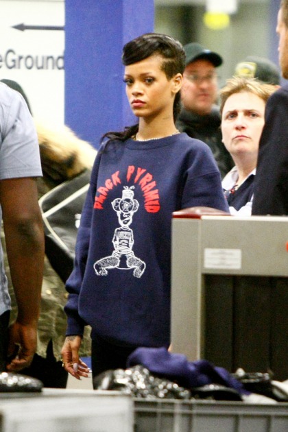 Rihanna took press members & fans on crazy 777 jet tour, won't do interviews