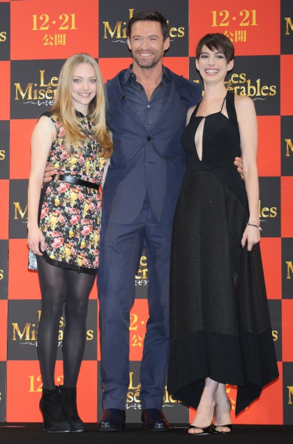 Anne Hathaway's black gown at Tokyo 'Les Mis' premiere: pretty or unflattering'