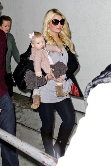 Pregnant Jessica Simpson's Family Flight with Eric & Baby Maxwell!