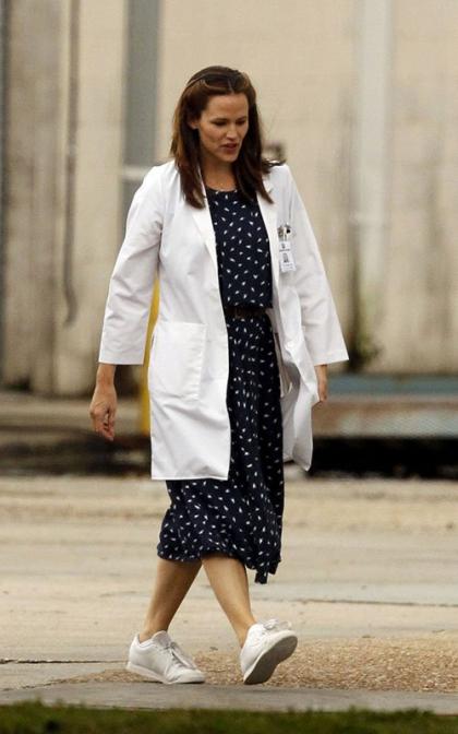 Jennifer Garner Plays Doctor on Set