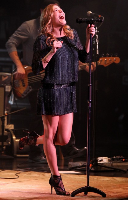LeAnn Rimes performs in Las Vegas: does anyone else   think she looks pregnant?