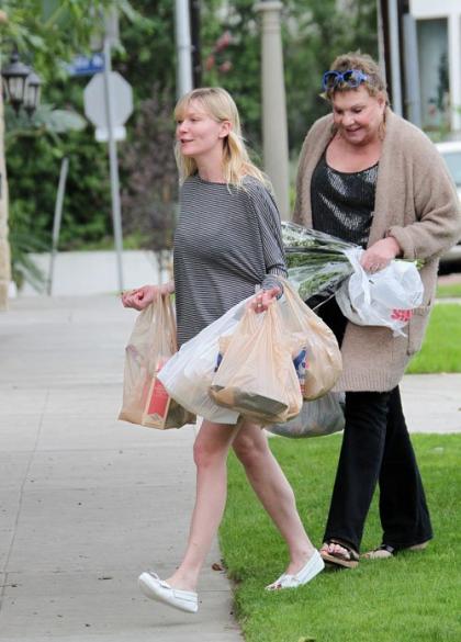  Kirsten Dunst Preps for the Holidays with her Mom