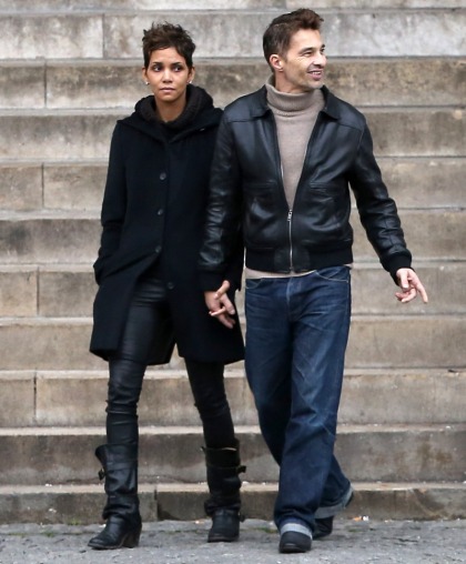 Halle Berry & Olivier Martinez spent Christmas in Paris, without drama (or Nahla)