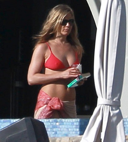 Jennifer Aniston does not look at all 'bump-y' in Cabo with Justin Theroux