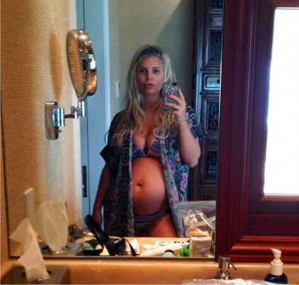 Jessica Simpson shows off her bare baby bump in a   bikini: cute or try-hard?