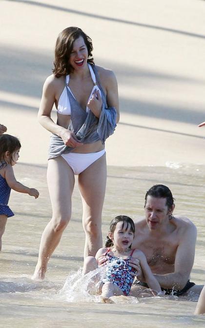 Milla Jovovich: Family Fun in Maui!