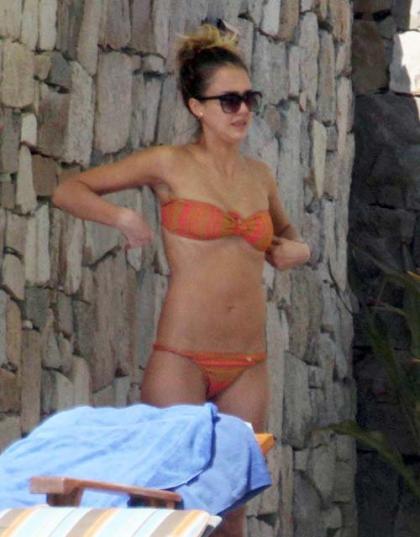Jessica Alba Shows Off Bikini Bod in Cabo