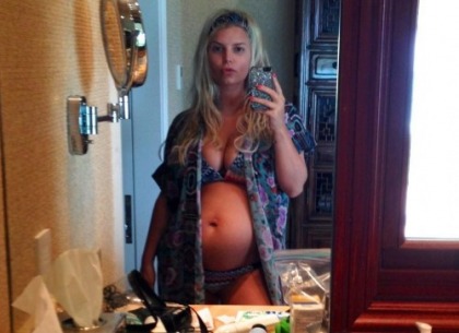 Jessica Simpson Tweeted Herself Pregnant in a Bikini