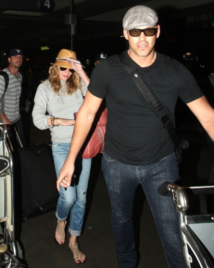 LeAnn Rimes & Eddie Cibrian were swarmed by paps when they arrived at LAX