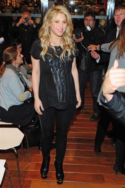 Very Pregnant Shakira Supports her Dad in Spain