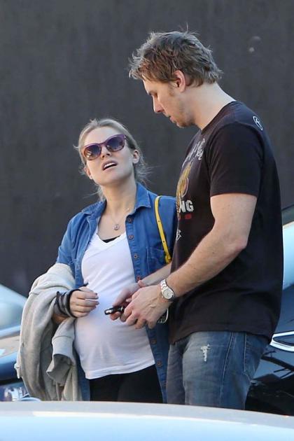 Kristen Bell Feeds her Baby Bump at Vinoteca