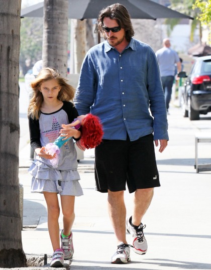 Christian Bale went out to lunch with his lovely wife & adorable daughter: so cute?