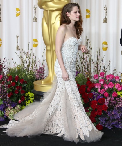 Kristen Stewart, greasy in Reem Acra: one of the worst looks of the Oscars?